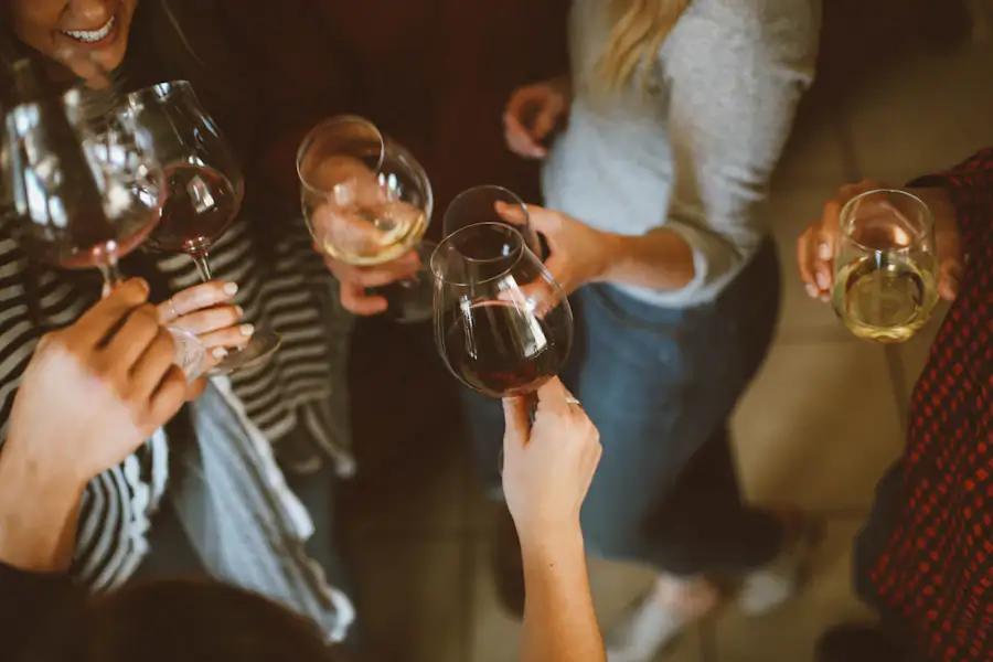 Convidados brindando com taças de vinho na festa