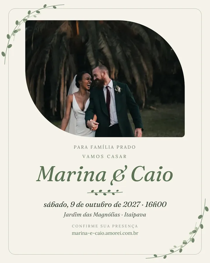 Arte do convite no modelo Jardim Botânico com a foto do casal, Para Família Prado, os nomes Marina e Caio, a data e o lugar