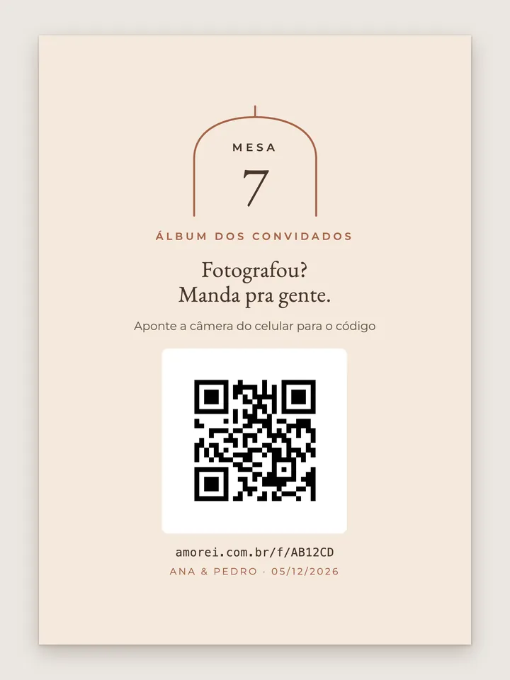 Plaquinha A6 da mesa 7 no modelo Arco, com o número dentro de um arco, a frase “Fotografou? Manda pra gente.”, o QR e o endereço escrito embaixo