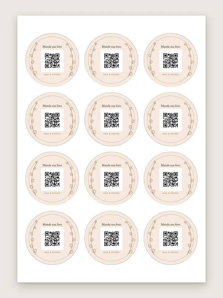 Folha A4 com 12 adesivos redondos, cada um com a frase “Mande sua foto”, o QR e os nomes do casal