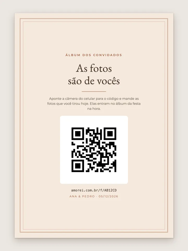 Cartaz A4 no modelo Moldura, com fio duplo em volta, a frase “As fotos são de vocês” e o QR grande