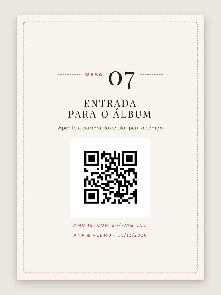 Plaquinha da mesa 7 no modelo de site Editorial, com contorno tracejado de ingresso e a frase “Entrada para o álbum”