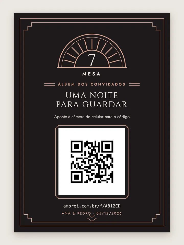 Plaquinha da mesa 7 no modelo de site Noite de Gala, fundo grafite com leque e moldura art déco em ouro rosé e o QR num quadro branco