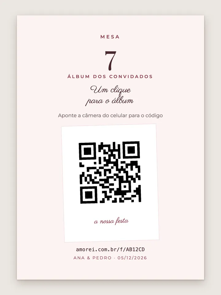 Plaquinha da mesa 7 no modelo de site Romântico, com o QR dentro de uma polaroide inclinada