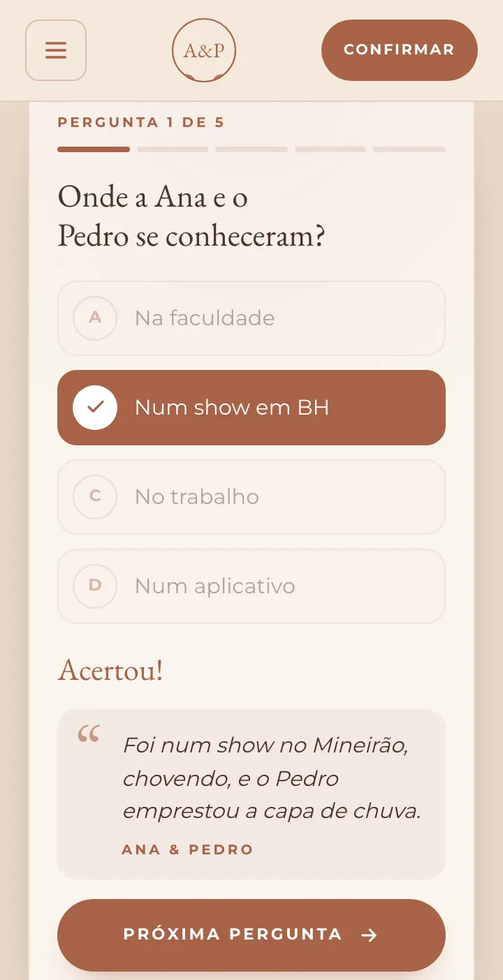 Pergunta do quiz respondida certo: a alternativa Num show em BH acesa, o aviso Acertou e o comentário do casal assinado embaixo