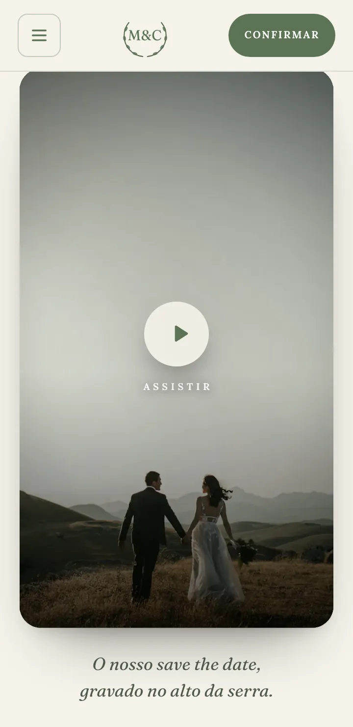 Bloco de vídeo do site com o save the date do casal em pé, o botão Assistir e a legenda