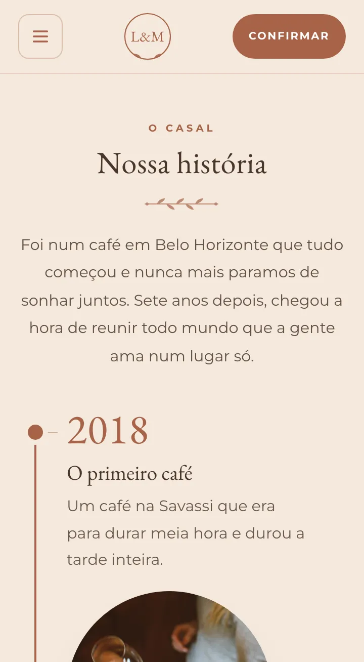 Bloco Nossa história no estilo linha do tempo, com o texto do casal e o primeiro marco, de 2018